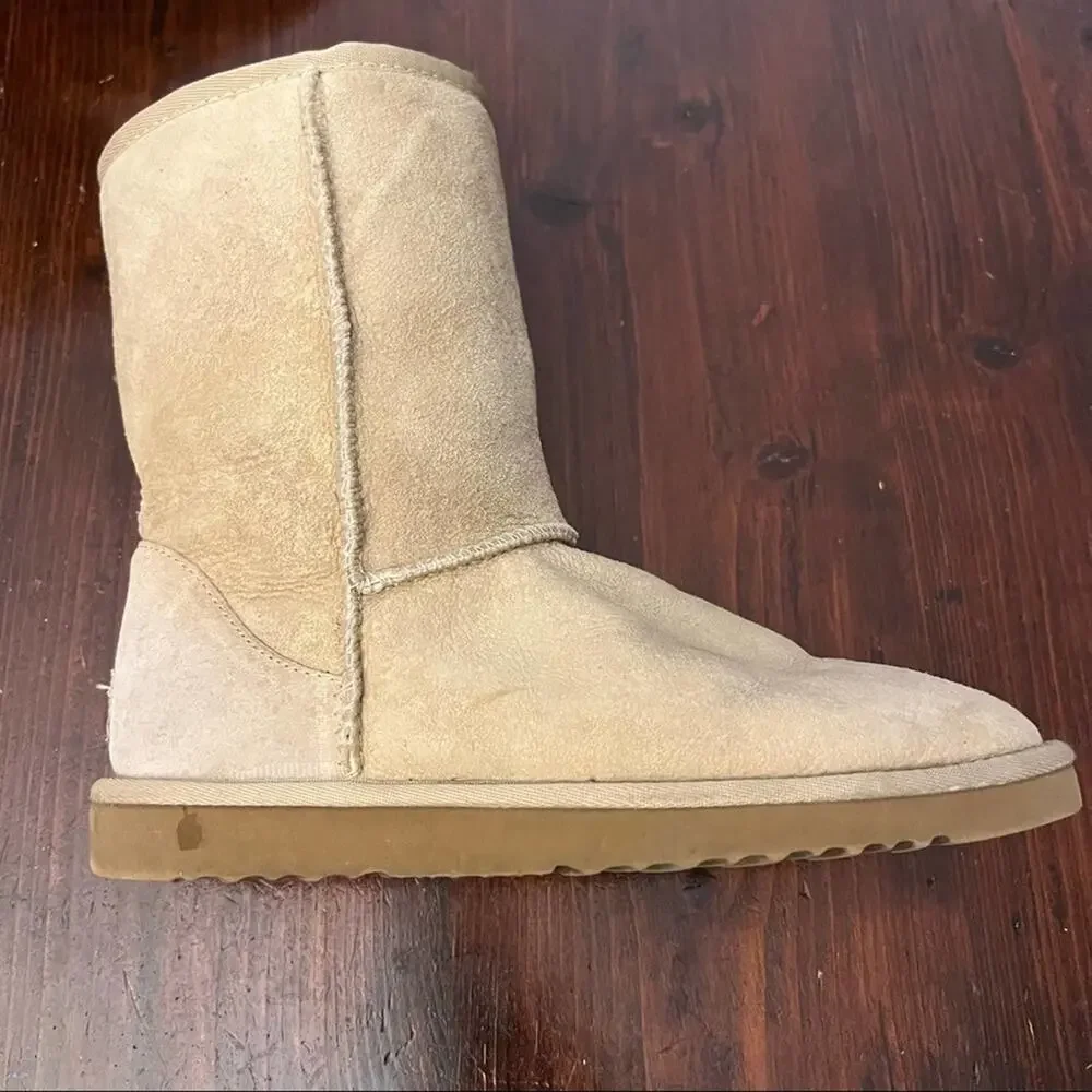 UGG Classic Short Boot Size 7 Sand